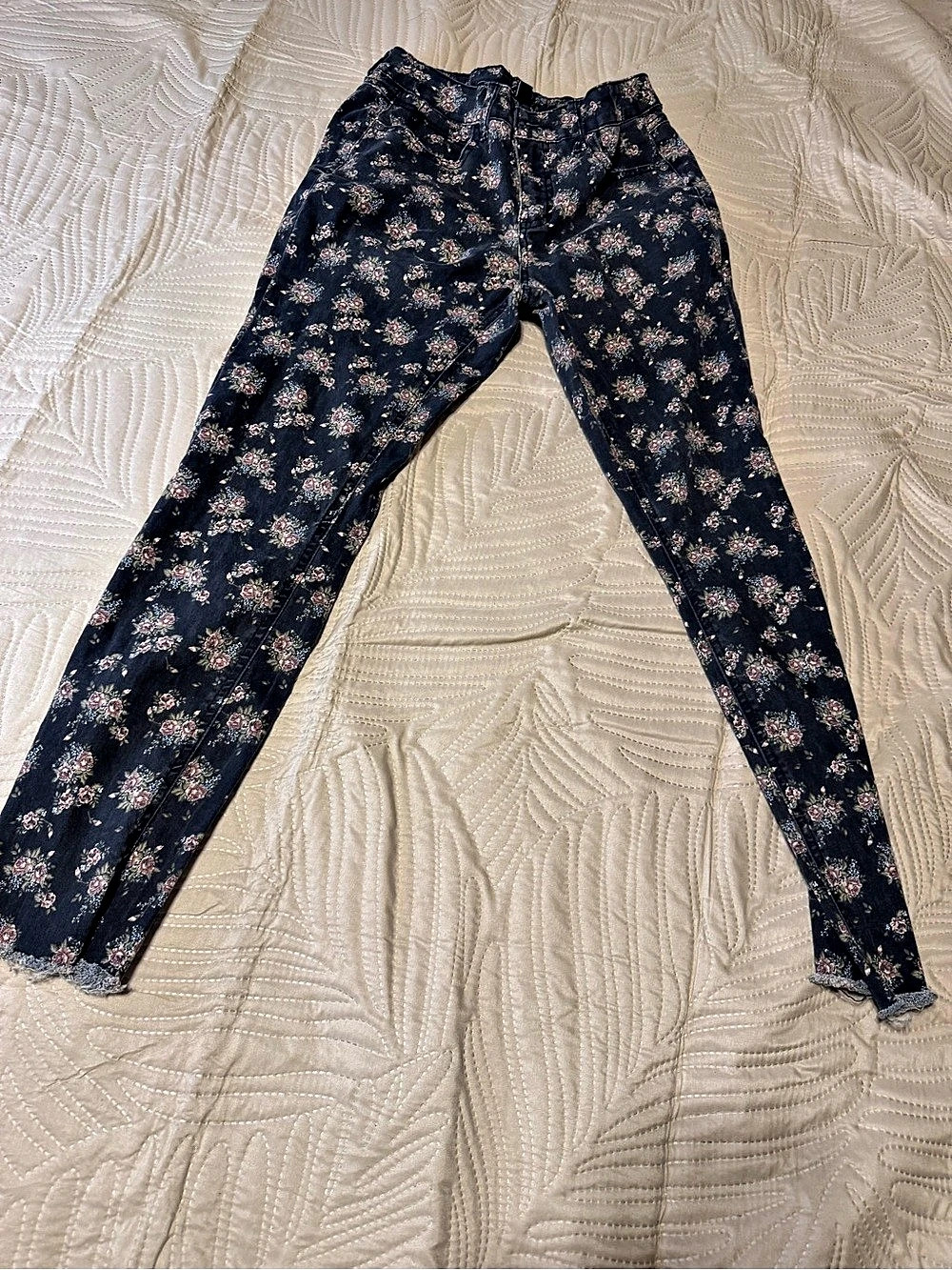 Signature Studio Floral (Roses) Skinny Jeans in Black & Pink size 4